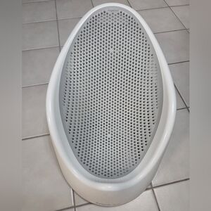 Elegant White Bath Accessory with Non-Slip Design